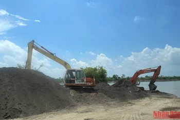 Bến bãi kinh doanh vật liệu xây dựng ở thị trấn Ninh Giang vẫn hoạt động trong mùa mưa lũ trái với quy định.