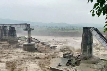 Nước lũ phá hủy một cây cầu ở Kangra, bang Himachal Pradesh, Ấn Độ ngày 20/8. (Ảnh: Reuters)