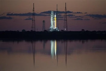 Hệ thống phóng không gian (SLS) mang theo tàu vũ trụ Orion tại bệ phóng 39B ở căn cứ Cape Canaveral, bang Florida (Mỹ) ngày 4/4/2022. (Ảnh: AFP/TTXVN) 