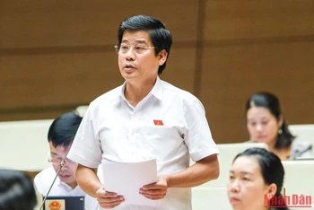 Đại biểu Quốc hội tỉnh Quảng Nam Dương Văn Phước góp ý kiến vào dự án Luật Phòng, chống rửa tiền (sửa đổi). (Ảnh: DUY LINH)