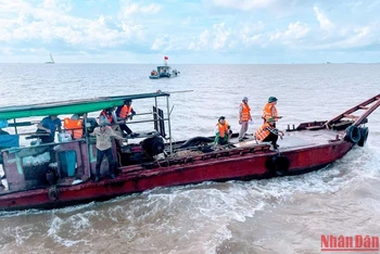 Các lực lượng chức năng của quận Hải An thực hiện tháo dỡ các chòi canh ngao trái phép trên biển.