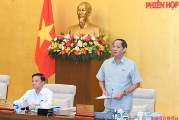 Phó Chủ tịch Quốc hội Trần Quang Phương điều hành phiên họp Ủy ban Thường vụ Quốc hội sáng 14/9. (Ảnh: DUY LINH)