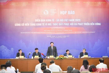 Quang cảnh buổi họp báo công bố Diễn đàn Kinh tế-Xã hội Việt Nam 2022 sáng 15/9. (Ảnh: DUY LINH)