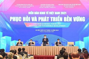 Chủ tịch Quốc hội Vương Đình Huệ chủ trì Diễn đàn Kinh tế Việt Nam 2021. (Ảnh: DUY LINH) 