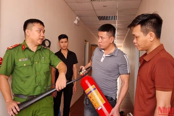 Lực lượng Công an tỉnh Quảng Ngãi kiểm tra công tác phòng cháy, chữa cháy cơ sở kinh doanh dịch vụ karaoke tại địa bàn thành phố Quảng Ngãi.