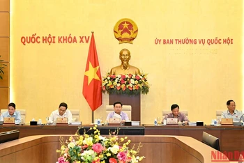 Chủ tịch Quốc hội Vương Đình Huệ cùng các Phó Chủ tịch Quốc hội dự Phiên họp chuyên đề pháp luật tháng 9 của Ủy ban Thường vụ Quốc hội. 