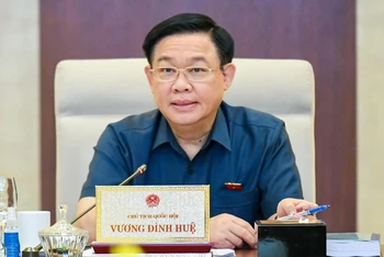 Chủ tịch Quốc hội Vương Đình Huệ cho ý kiến vào dự án Luật Phòng thủ dân sự trong phiên họp chiều 22/9.