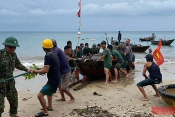 Bộ đội Biên phòng giúp người dân đưa tàu thuyền vào bờ tránh bão.