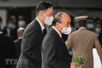 Chủ tịch nước Nguyễn Xuân Phúc đặt hoa tưởng niệm cố Thủ tướng Nhật Bản Abe Shinzo. (Ảnh: TTXVN)
