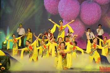 Biểu diễn ca khúc “Sáng mãi Bắc Giang” tại chương trình nghệ thuật tối 8/10.