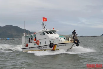 Tàu kiểm ngư tuần tra trên biển nhằm góp phần chống khai thác IUU. 