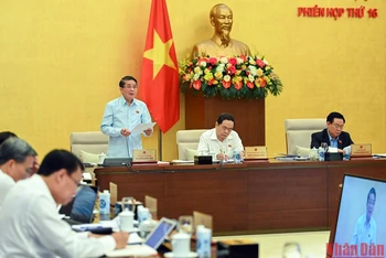 Phó Chủ tịch Quốc hội Nguyễn Đức Hải điều hành nội dung thảo luận trong phiên họp Ủy ban Thường vụ Quốc hội sáng 12/10.