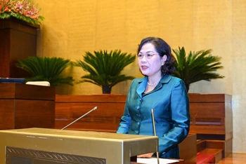Thống đốc Ngân hàng Nhà nước Việt Nam Nguyễn Thị Hồng trình bày Tờ trình dự án Luật Phòng, chống rửa tiền (sửa đổi). (Ảnh: DUY LINH)