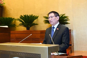 Bộ trưởng Tài chính Hồ Đức Phớc trình bày Báo cáo của Chính phủ. (Ảnh: DUY LINH)