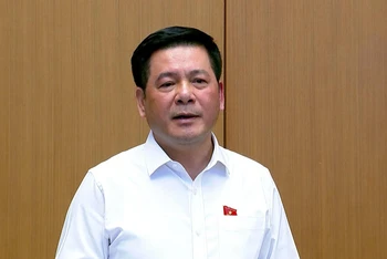 Bộ trưởng Công thương Nguyễn Hồng Diên phát biểu trong phiên thảo luận tổ sáng 22/10. 