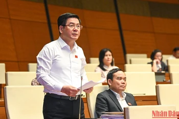 Bộ trưởng Công thương Nguyễn Hồng Diên giải trình, làm rõ một số vấn đề đại biểu Quốc hội nêu trong phiên thảo luận ở hội trường sáng 28/10. (Ảnh: DUY LINH)