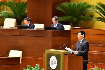 Bộ trưởng Tài chính Hồ Đức Phớc trình bày Tờ trình về dự án Luật Giá (sửa đổi) trong phiên họp chiều 2/11. (Ảnh: THỦY NGUYÊN)