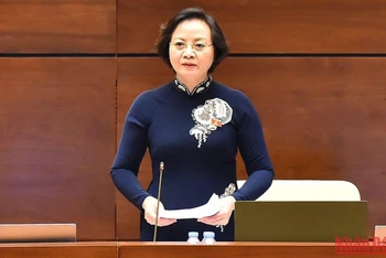Bộ trưởng Nội vụ Phạm Thị Thanh Trà trả lời chất vấn của đại biểu Quốc hội trong phiên họp sáng 5/11. (Ảnh: THỦY NGUYÊN)