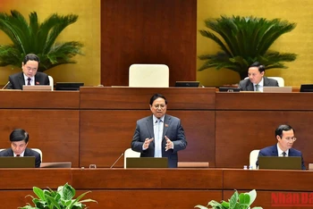 Thủ tướng Chính phủ Phạm Minh Chính trả lời chất vấn của các đại biểu Quốc hội trong phiên họp chiều 5/11. Ảnh: THỦY NGUYÊN