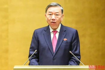 Bộ trưởng Công an Tô Lâm trình bày Tờ trình của Chính phủ trong phiên họp sáng 7/11. (Ảnh: DUY LINH)