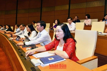 Các đại biểu Quốc hội biểu quyết thông qua Nghị quyết về dự toán ngân sách nhà nước năm 2023 trong phiên họp chiều 11/11. (Ảnh: THỦY NGUYÊN)