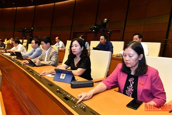 Quốc hội biểu quyết thông qua Nghị quyết về phân bổ ngân sách trung ương năm 2023 trong phiên họp chiều 11/11. (Ảnh: THỦY NGUYÊN)