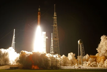 Hệ thống SLS-Orion của NASA rời bệ phóng tại Trung tâm Vũ trụ Kennedy ở Florida, Mỹ ngày 16/11. (Ảnh: Reuters)