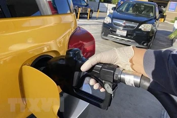 Bơm xăng cho xe ô-tô. (Ảnh: AFP/TTXVN)