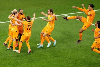 Các cầu thủ Hà Lan ăn mừng bàn thắng nhân đôi cách biệt của Davy Klaassen ở phút bù giờ. (Ảnh: Reuters)