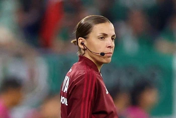 Trọng tài thứ tư Stephanie Frappart làm nhiệm vụ trong trận đấu ở bảng C - World Cup 2022 giữa Ba Lan và Mexico trên SVĐ 974 ở Doha, Qatar. (Ảnh: Reuters)