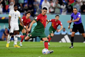 Ronaldo tỏa sáng với bàn thắng mở tỷ số cho tuyển Bồ Đào Nha từ chấm 11m. (Ảnh: Reuters)