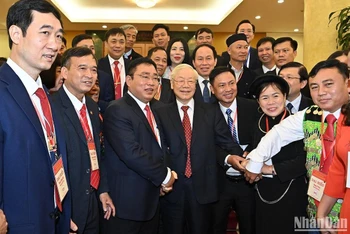 Tổng Bí thư Nguyễn Phú Trọng với các đại biểu tham dự buổi gặp mặt.