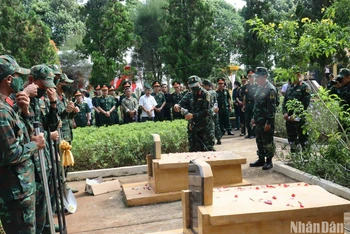 Tiến hành cất bốc hồi hương hài cốt 49 chiến sĩ trở về Campuchia.