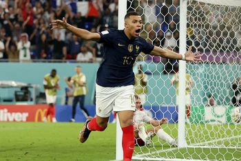 Tiền đạo Kylian Mbappe tỏa sáng với cú đúp vào lưới Đan Mạch, giúp Pháp giành vé sớm vào vòng 1/8 World Cup 2022. (Ảnh: Reuters)