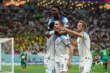 Các cầu thủ tuyển Anh ăn mừng bàn thắng vào lưới Senegal. (Ảnh: Reuters)