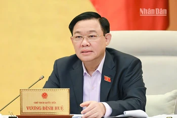 Chủ tịch Quốc hội Vương Đình Huệ phát biểu ý kiến tại phiên họp Ủy ban Thường vụ Quốc hội sáng 14/12. (Ảnh: DUY LINH)