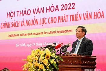 Trưởng Ban Tuyên giáo Trung ương Nguyễn Trọng Nghĩa trình bày tham luận tại Hội thảo. (Ảnh: DUY LINH)