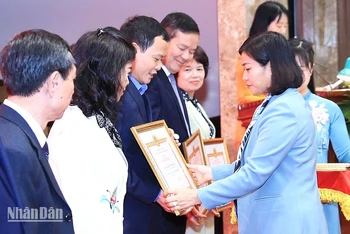 Lãnh đạo Thành ủy Hà Nội trao bằng khen cho các cá nhân xuất sắc trong công tác kiểm tra, giám sát.