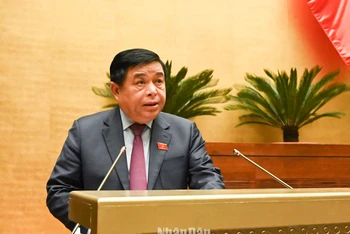 Bộ trưởng Kế hoạch và Đầu tư Nguyễn Chí Dũng trình bày Tờ trình về Quy hoạch tổng thể quốc gia thời kỳ 2021-2030, tầm nhìn đến năm 2050. (Ảnh: DUY LINH)