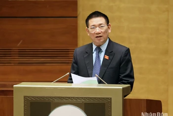Bộ trưởng Tài chính Hồ Đức Phớc trình bày Tờ trình của Chính phủ tại phiên họp Quốc hội sáng 5/1. (Ảnh: DUY LINH)