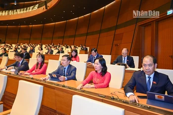 Các đại biểu Quốc hội bấm nút biểu quyết thông qua Nghị quyết về Quy hoạch tổng thể quốc gia thời kỳ 2021-2030, tầm nhìn đến năm 2050. (Ảnh: DUY LINH)