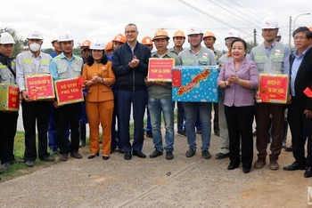 Lãnh đạo tỉnh Phú Yên thăm, tặng quà chúc Tết cán bộ công nhân đang thi công trên công trường dự án thành phần tuyến cao tốc bắc-nam đoạn qua Phú Yên.