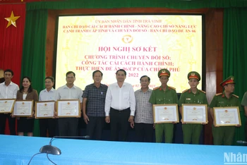 Các cá nhân có thành tích xuất sắc trong thực hiện chuyển đổi số nhận Bằng khen của Ủy ban nhân dân tỉnh Trà Vinh.