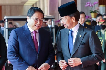 Quốc vương Hassanal Bolkiah nồng nhiệt chào mừng và đánh giá cao ý nghĩa quan trọng của chuyến thăm chính thức đầu tiên tới Brunei Darussalam của Thủ tướng Chính phủ Phạm Minh Chính. (Ảnh: VGP)