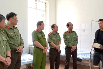 Đại diện lãnh đạo Công an tỉnh Lâm Đồng và huyện Lâm Hà thăm hỏi Thượng úy Nguyễn Trung Kiên. (Ảnh: Công an tỉnh Lâm Đồng)
