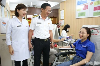 Người lao động Tổng công ty Tân Cảng Sài Gòn tham gia hiến máu cứu người.