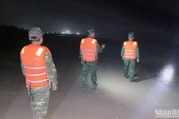 Lực lượng Đồn biên phòng cửa khẩu cảng Thuận An phối hợp chính quyền địa phương tổ chức nhiều ngày tìm kiếm thuyền viên gặp nạn.