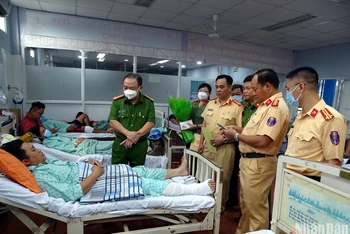 Đại tá Lê Quang Nhân, Phó Giám đốc Công an tỉnh Đồng Nai thăm hỏi sức khỏe, động viên Đại úy Lê Ngọc Bảo Châu.