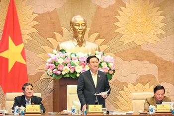Chủ tịch Quốc hội Vương Đình Huệ phát biểu ý kiến tại buổi làm việc. (Ảnh: DUY LINH)