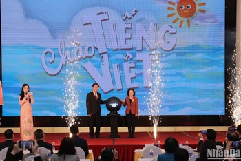 Các đại biểu ấn nút khởi động chương trình truyền hình "Chào tiếng Việt".